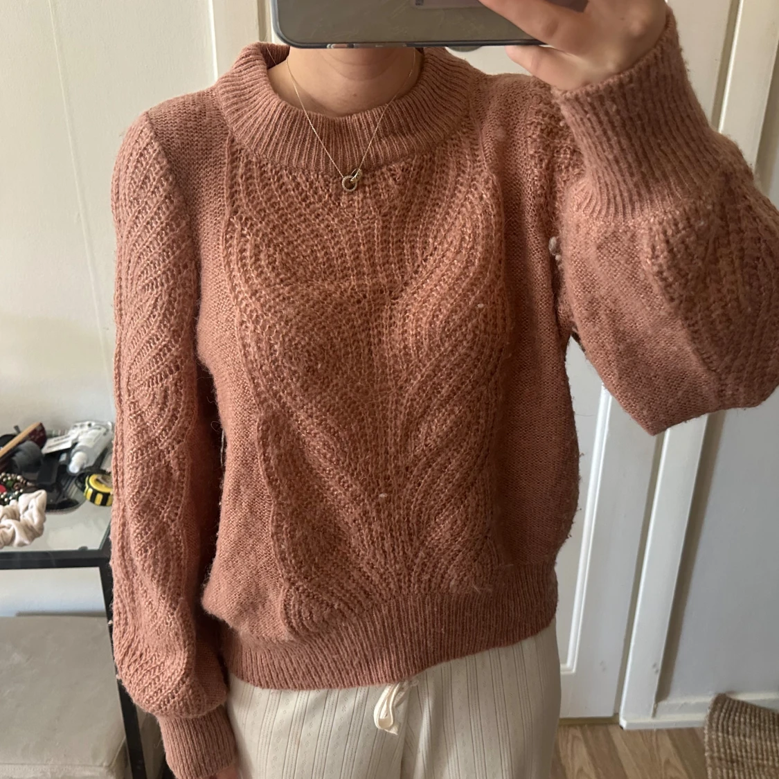 Rostrosa stickad tröja med mönster - 1