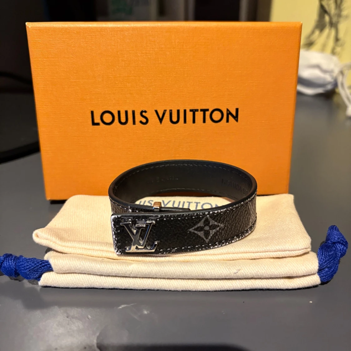 Svart armband från L.V