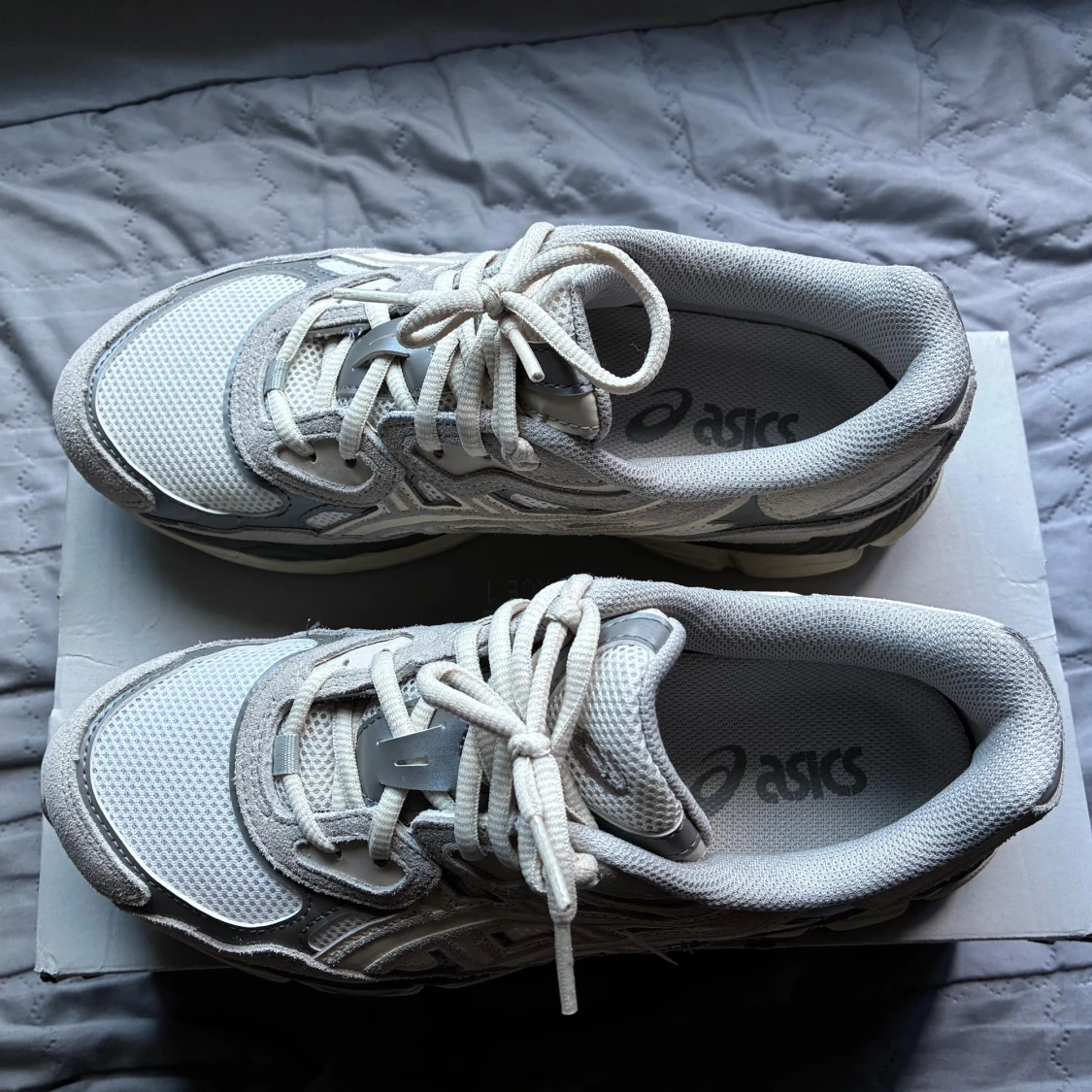 Gråvita Asics sneakers med mesh - 2