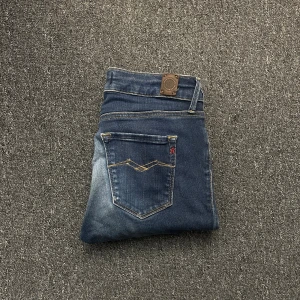 Blå replay jeans - Ett par feta jeans som är riktigt fräscha🤗 modellen är 178