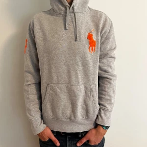 Polo Ralph Lauren Hoodie: M/S - Säljer en superfin hoodie ifrån Polo Ralph Lauren.  Hoodien är i storlek M men sitter som S. Tröjan är i väldigt fint skick. OBS: Bilden på innerlappen och bilden när jag har på mig den ifrån framsidan representerar hur färgen ser ut i verkligheten! Hör av er vid fler funderingar☺️