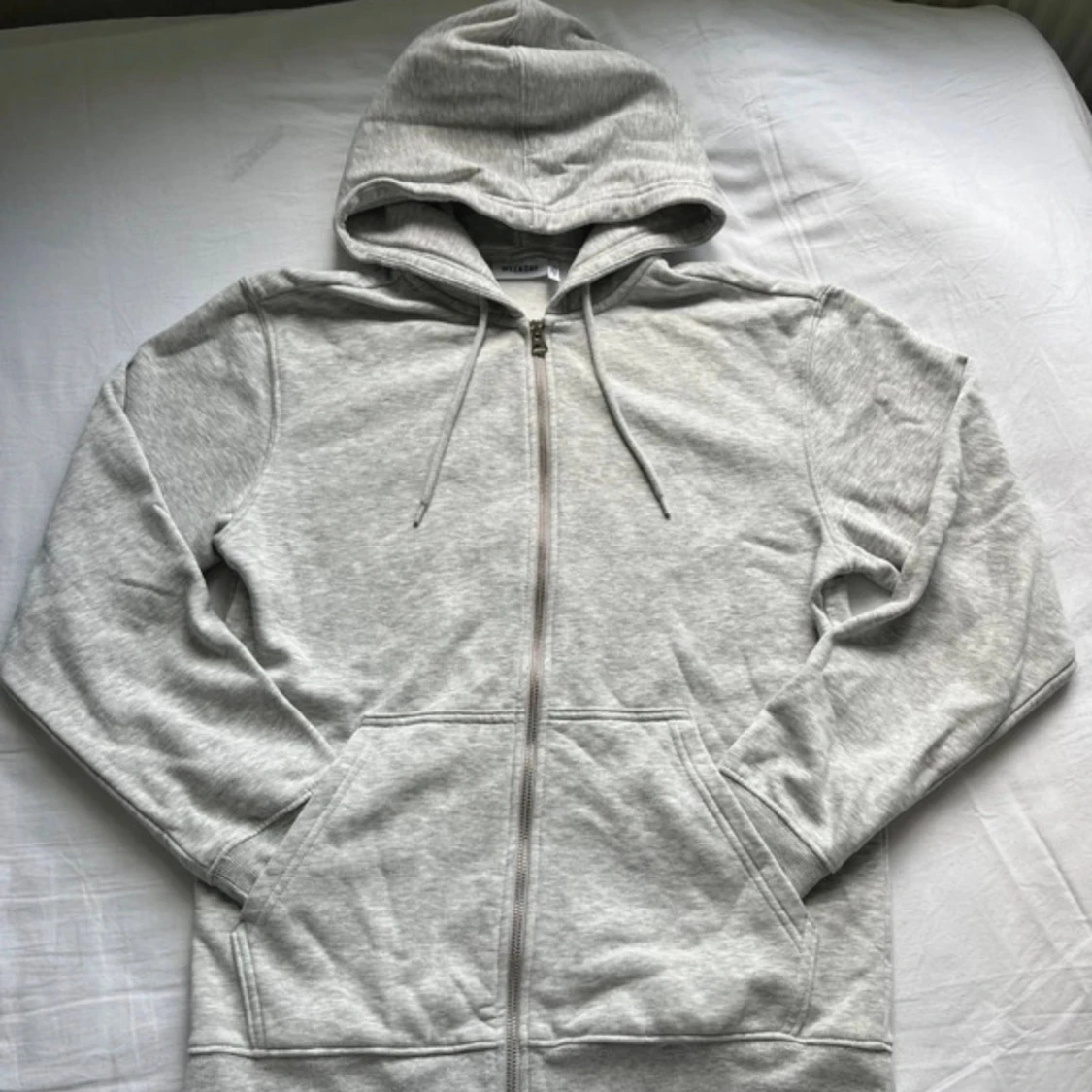 Ljusgrå hoodie från Weekday XS