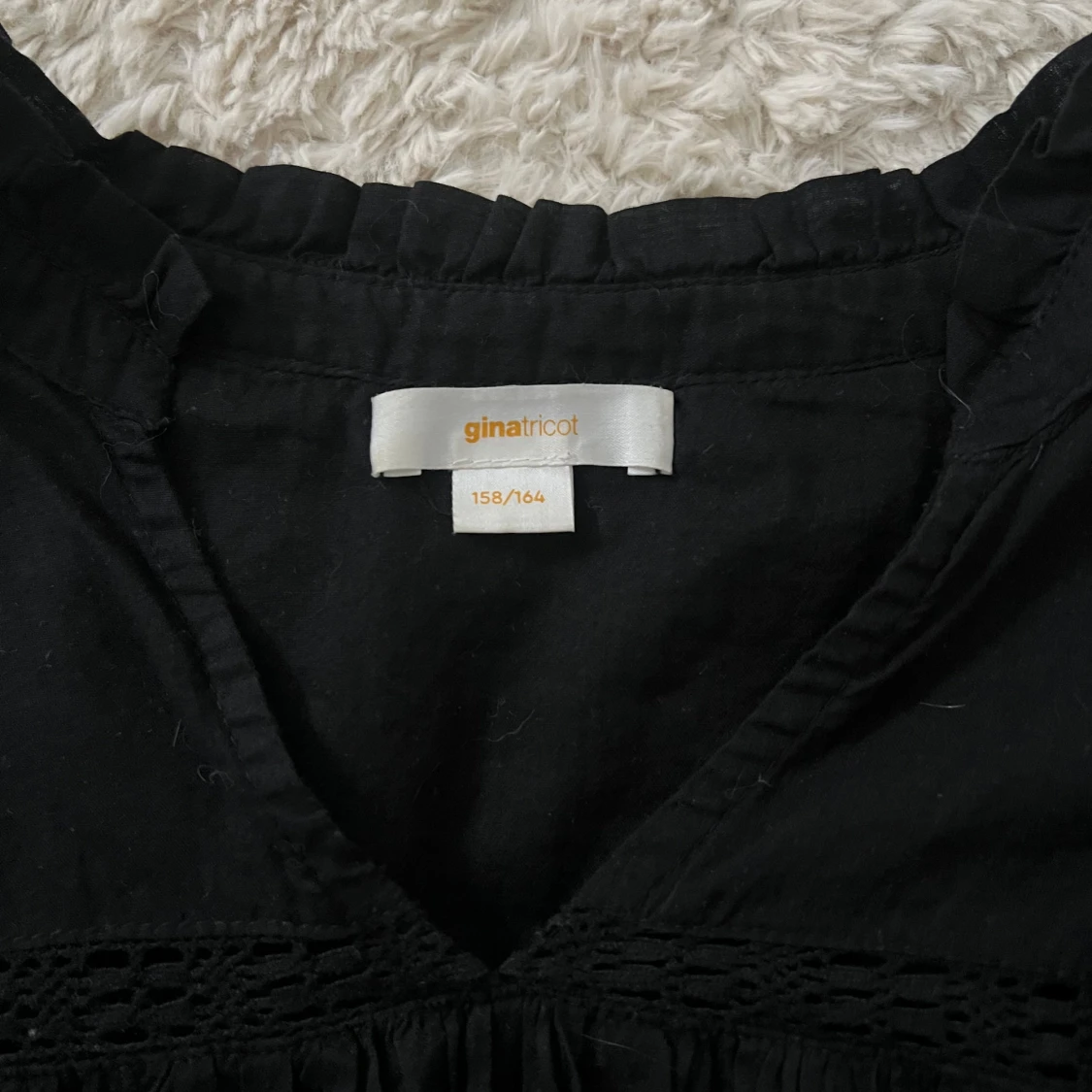 Svart klänning med v-ringning Gina Tricot - 1