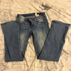 Bootcut jeans  - Lågmidjade jeans i bootcut 