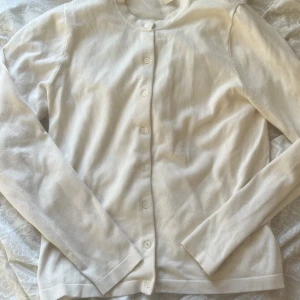 Vit kofta med knappar från Mountain Warehouse - Superfin kofta från Åhléns. Aldrig använd så i superfint skick. Nypris var väl typ runt 300kr. 