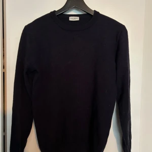 Marinblå ull tröja från John Henric - Säljer min mörkblåa sweatshirt från John Henric i mycket fint merino ull. Det är 100% merino ull och är i princip nyskick. Nypris är 1199kr.