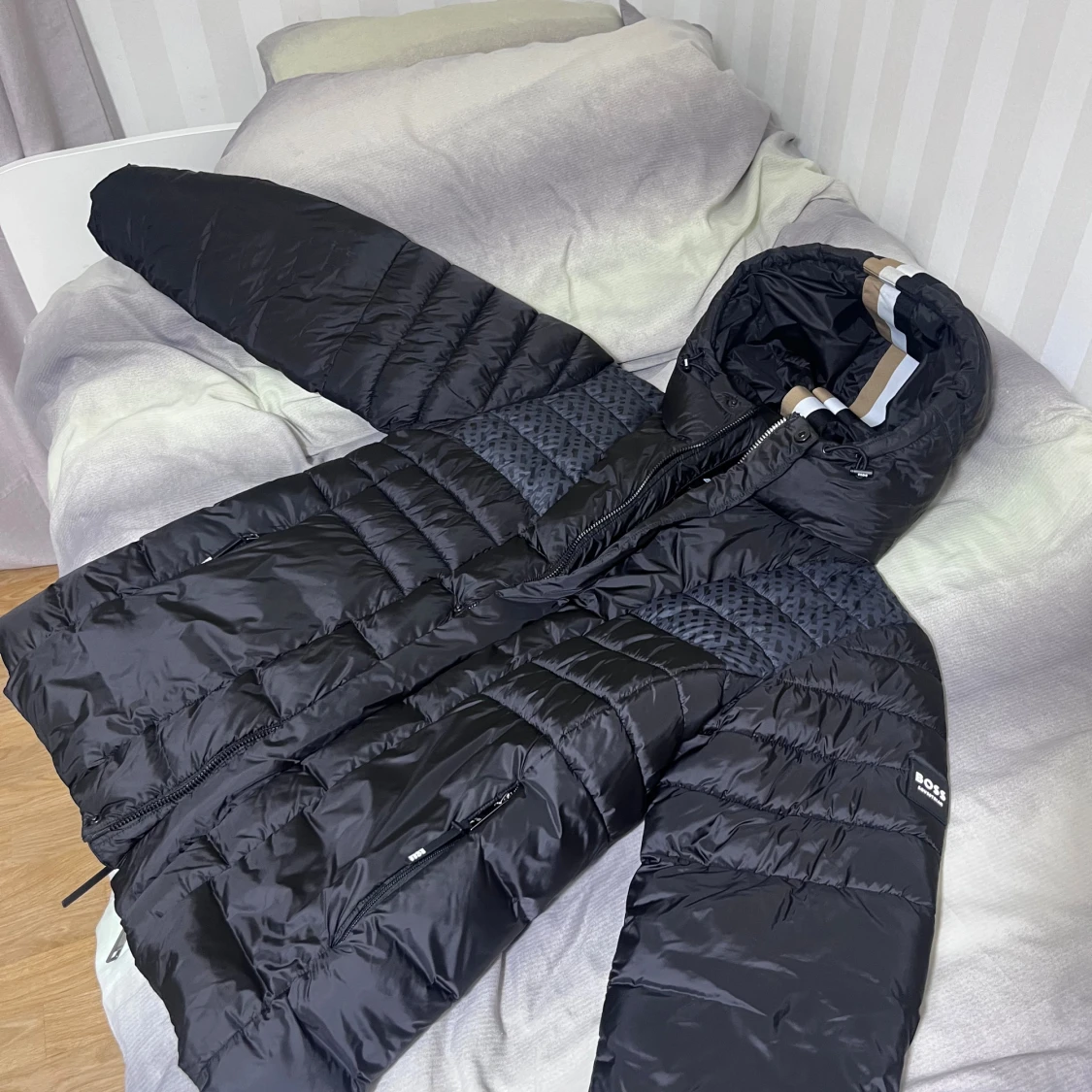 Svart pufferjacka från BOSS Equestria - 1