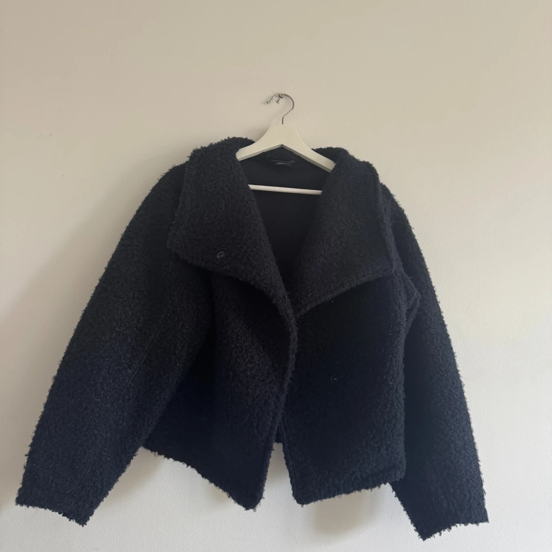 Marinblå kort kappa med stor krage - 1