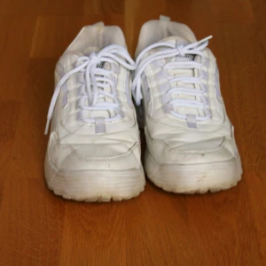 Vita sneakers - Chunky vita sneakers i storlek 39. Snygga och bekväma för varmare höstdagar. Något använda men inte slitna.