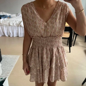 Blommig kortklänning  - Supersöt kortklänning 