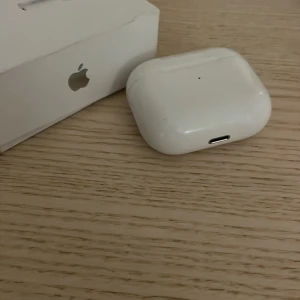 AirPods 3 - Apple AirPods 3 i bra skick med originalask. Trådlösa hörlurar med laddningsetui, synliga mindre repor på fodralet men fullt fungerande. Perfekt för musik, samtal och smidig anslutning till Apple-enheter.Köpta på refurbed för 4 månader sen, okej ljud för vardag, perfekt för dig som inte gillar spela så högt och ha en lägre volym