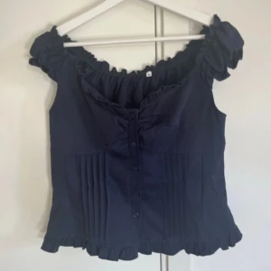 Marinblå söt topp - En jätte söt marinblå offshoulder topp i strl M. Använd en gång och är i mycket bra skick!