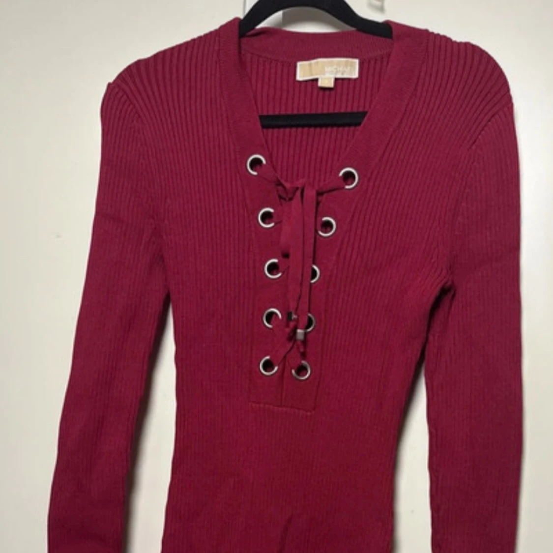 Vinröd ribbad topp med snörning