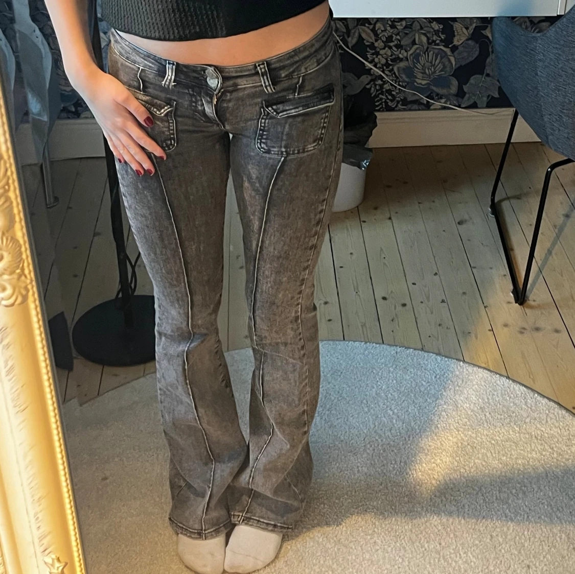 Grå bootcut jeans med fickdetaljer - 2