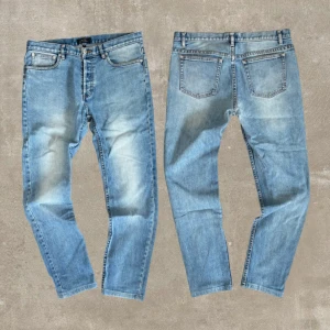 Jeans från A.P.C - Tjena, nu säljer jag ett par otroligt snygga jeans ifrån de exklusiva märket A.P.C. Jeansen är i ett bra skick, finns en liten fläck på framsida lår men som man ej ser tydligt. Jeansen har en riktigt fet tvätt! Jeansen är i slimfit. Om du har några frågor eller funderingar är det bara att höra av sig!