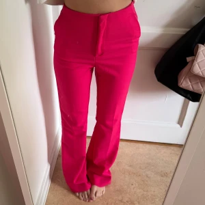 Rosa byxor  - Rosa byxor från H&M i bootcut-modell med hög midja.