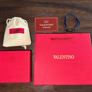 Valentino armband  - Skick 10/10.   Allt og medföljer kvitto finns.    Fraktas samma dag 