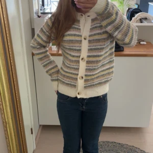 Randig kofta i pastellfärger - Mjuk stickad kofta från Primark! Inte stickig.