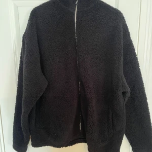 Svart teddyjacka med dragkedja - Svart teddyjacka 