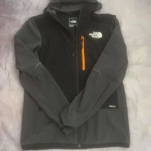 The north face windbreaker  - Tja, säljer denna as feta windbreaker från the north face hör av er vid frågor och funderingar!