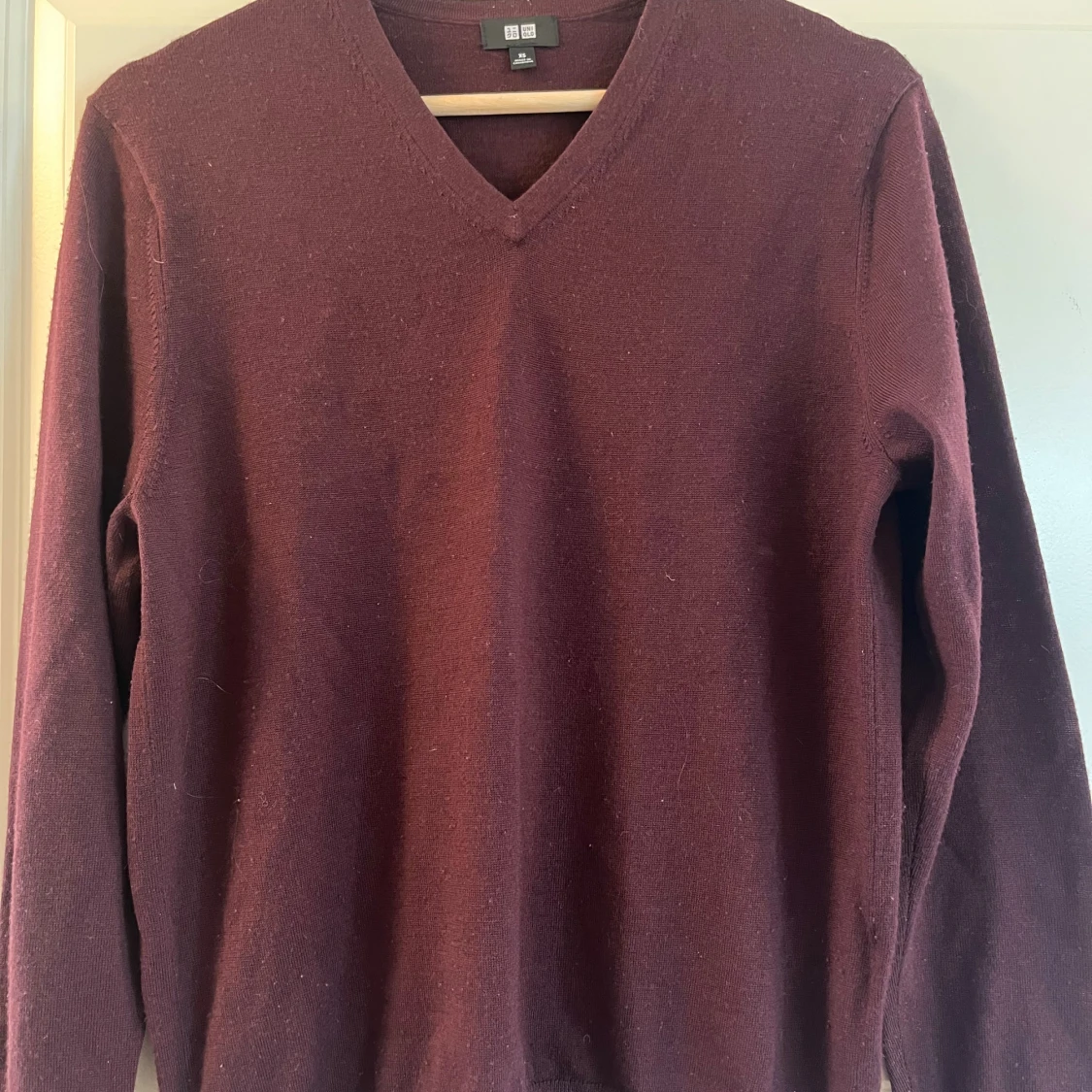 Vinröd v-ringad tröja från Uniqlo