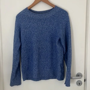 Blå stickad tröja från Vero Moda - Mysig blå stickad tröja från Vero Moda i storlek XS. Tröjan har en rund halsringning och långa ärmar. Perfekt för lager-på-lager och chill dagar. Materialet är mjukt och ger en avslappnad vibe.