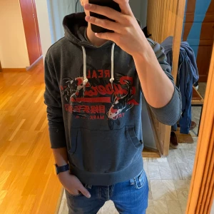 Superdry hoodie - Säljer fet hoodie från Superdry med snyggt tryck | Storlek S | Skriv vid funderingar och skicka gärna bud!🤙