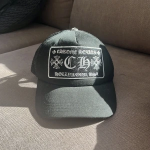 Chrome heart keps - Säljer min chrome hearts keps eftersom den inte kommer till användning längre fick den för ungefär 3 år sen i present kvitto och box osv finns inte