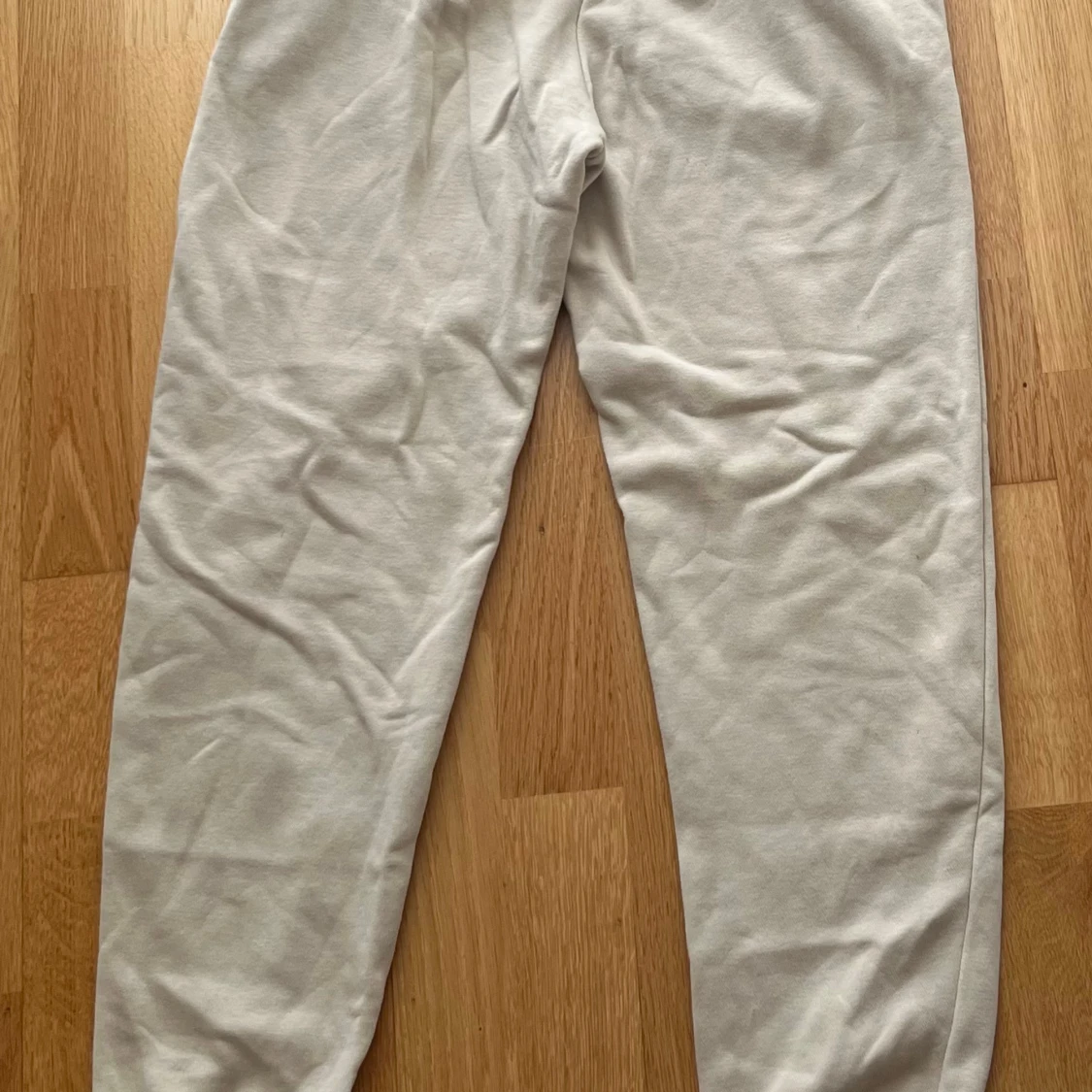 Beige mjukisbyxor från Nike - 1