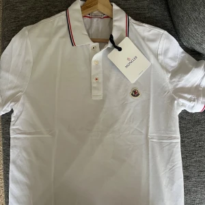 Moncler piké - Säljer nu min fina Moncler piké, aldirg använd endast prövad . Priset går att diskutera vid snabb affär!! Hör av er för fler bilder eller andra funderingar!! NFC Scan fungerar givetvis