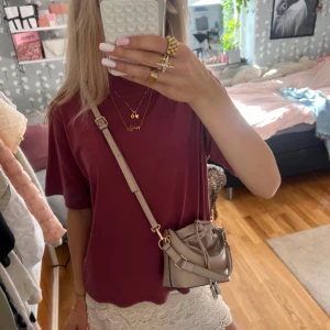 Vinröd t-shirt med hög krage - Vinröd t-shirt med lite högre krage. Enkel att matcha med både jeans och kjol. Storlek S. jättefin💓💓