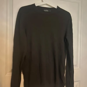 grön långärmad tröja från Dressmann - En stilren grön långärmad tröja från Dressmann. Tröjan har en klassisk rund halsringning och är tillverkad i mjuk bomull, perfekt för lager-på-lager eller som den är. Enkel och clean design som passar till det mesta.