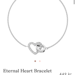 Eternal Heart armband i silver - jätte fint silvrigt armband från edblad i nytt skick, knappt använt. nypris 450kr🫰priset kan diskuteras 