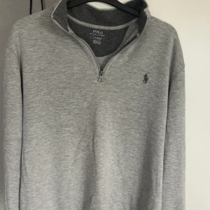 Polo Ralph lauren half zip - Säljer denna as feta half zipen från märket polo Ralph lauren, tröjan är i storlek L och är i stort sätt  helt ny, använd 1-2 gånger, perfekt nu inför hösten och vintern 🍁❄️, ny pris 2000, bara att höra av her vid funderingar osv