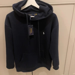 Ralph Lauren Hoodie -  Helt ny Ralph Lauren hoodie i storlek M som passar S/M. Kom med bud