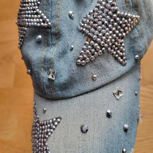 Jeanskeps med strass-stjärnor - Cool keps i ljusblå denim med stora glittrande stjärnor. Kepsen har justerbart spänne bak och kontrastsömmar i gult. Skriv vid frågor!😍