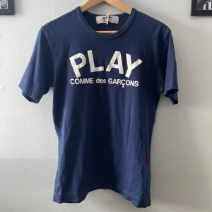 Blå t-shirt från Comme des Garçons - Säljer min sjukt snygga tröja från cdg. Inga defekter kom privat om du har frågor. 