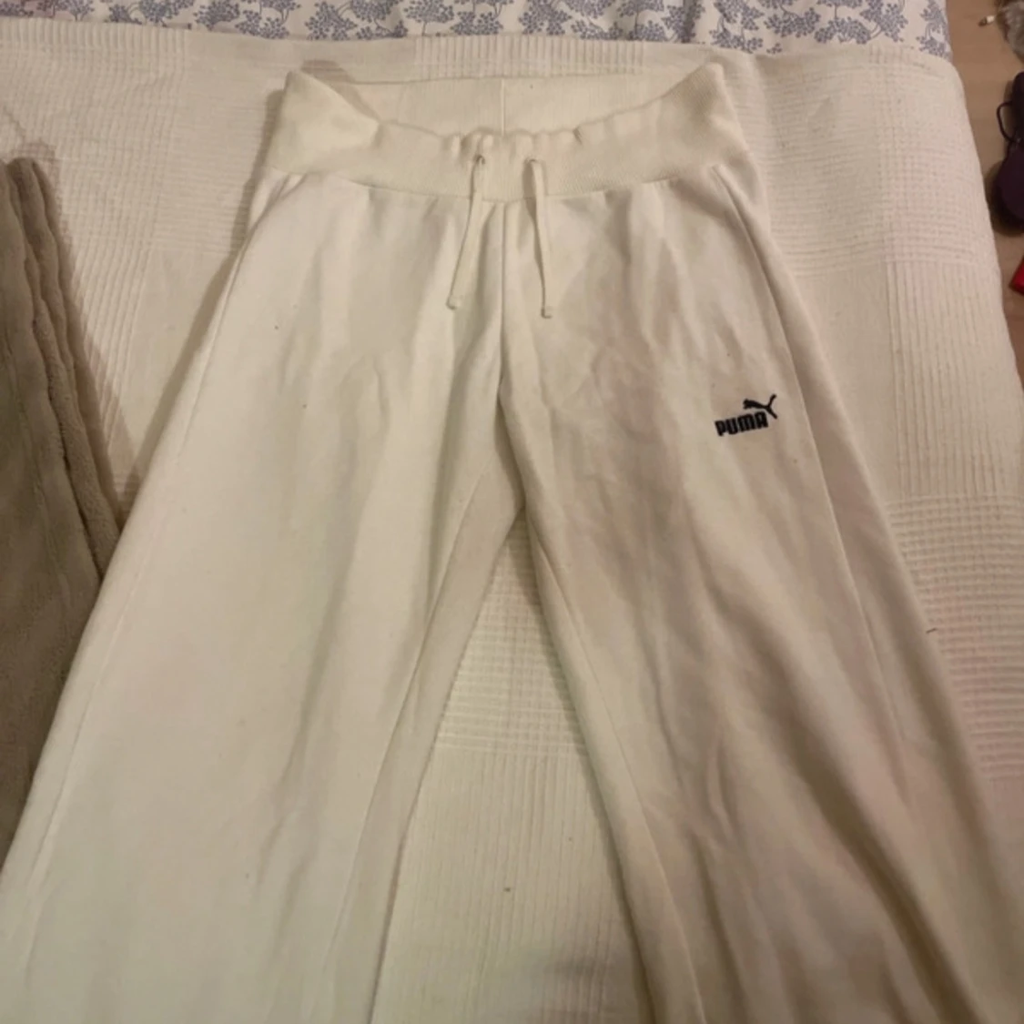 Vita mjukisbyxor från Puma