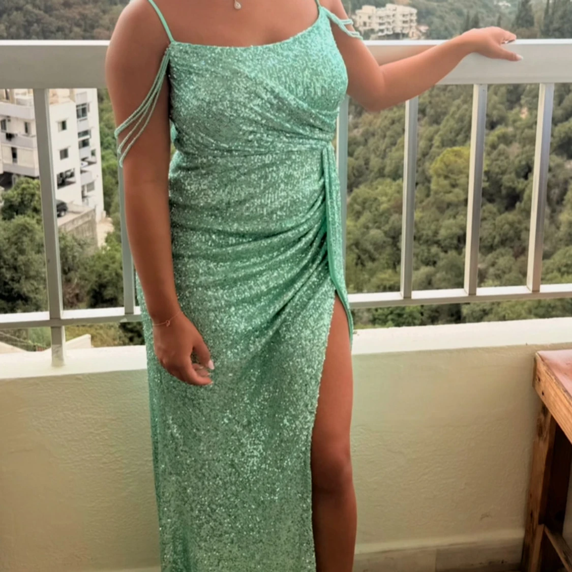 Mintgrön glittrig långklänning - 1
