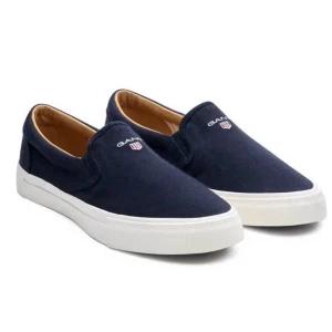 Marinblå slip-on sneakers från Gant - Helt nya i kartong. Snygga marinblå slip-on sneakers från Gant med vit sula och broderad logga framtill. Skorna är i bomullstyg och har en klassisk, stilren design som passar perfekt till jeans eller shorts. Bekväma och lätta att ta på.
