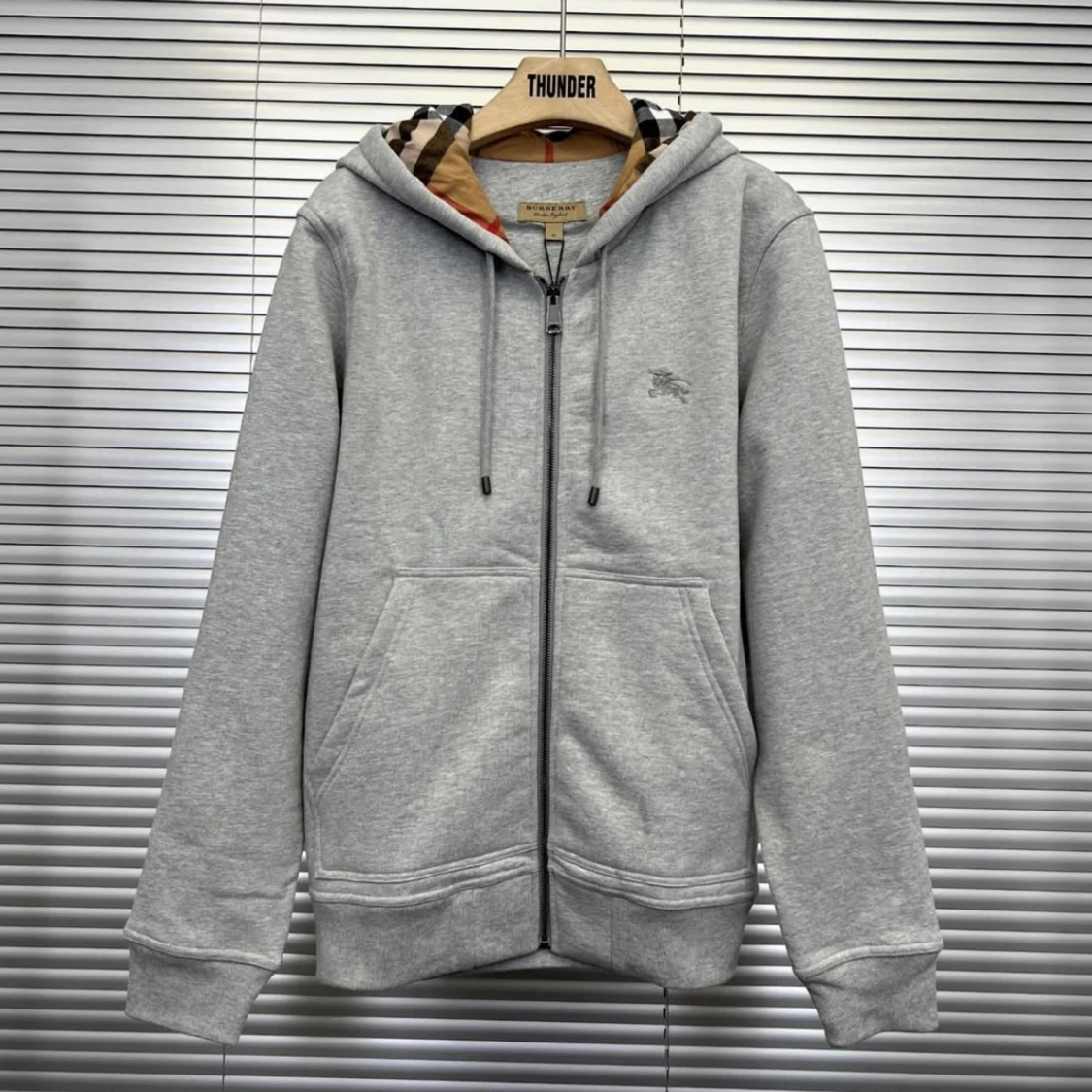 Grå hoodie från Burberry med dragkedja