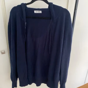 Mörkblå hoodie i kashmir från Soft Goat - Högt efterfrågad kashmir hoodie från Soft Goat, den är i M och passar dig mellan 175-180. Hör gärna av er vid minsta fundering 🙌🙌