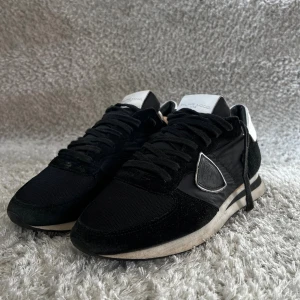 Philippe Model svarta sneakers - Philippe Model trpx trainers. Bra skick. Strl 39. Fråga vid funderingar.