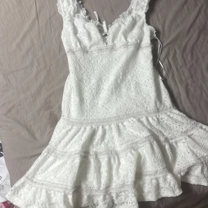 Klänning - Säljer denna fina klänning från gina då den inte kommer till användning 