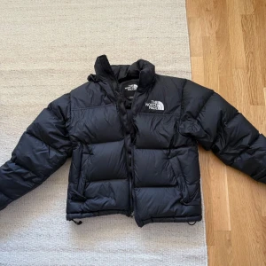 North face jacket - Storleken på jackan är s och är 9/10 Skick har använd jackan fåtal gånger då jag inte tycker den är snygg längre.  Kontakta om du vill köpa