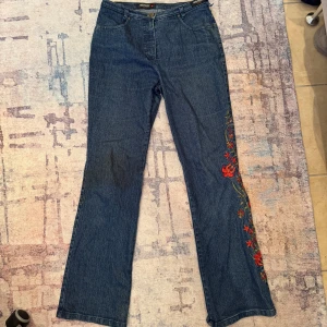 Jeans med unik detalj!  - Super snygga jeans med fin detalj på benet! Liten missfärgning på ena benet, går nog bort med rätt medel, annars  i mycket bra skick! Midjemått - 37cm