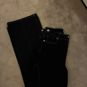 Jeans  - Snygga Baggy jeans från NA-KD med mycket fina detaljer! De är använda få gånger och är därför i väldigt fint skick 🩷