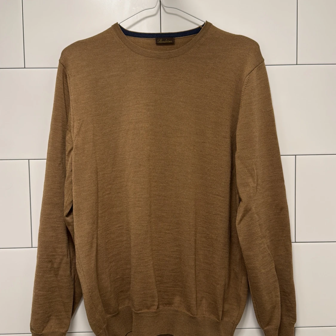 Brun stickad tröja med blå armbågslappar