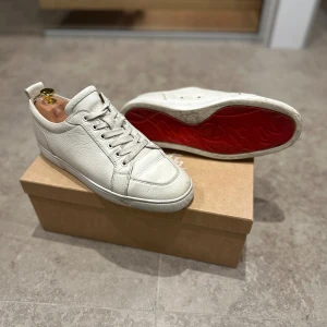 Christian Louboutin Rantulow - Säljer mina Louboutins - riktigt schyssta skor, bekväma och feta. Låda, dustbag osv medföljer, har utskrift av digital faktura som jag skickar med. Bra skick, nypris ligger på drygt 8000kr men jag släpper de för 3200kr. Hör av dig ifall du undrar något!