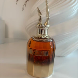Jean Paul Gaultier Scandal Absolu 80 ml - En parfym med en iögonfallande flaska och lekfull design. Perfekt för dig som vill sticka ut och addera en touch av attityd till din stil. Märket och flaskans utseende talar för sig själv. Helt ny! 